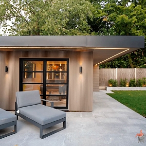 Стеновая панель из древесно-полимерного композита (ДПК) с текстурой “Turtle Shell” и средними линиями, цвет Ivory Coast, изготовленная по технологии коэкструзии, установленная на фасаде.