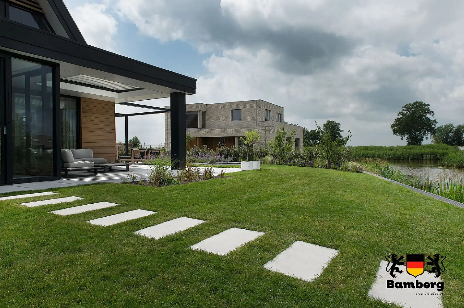 Террасная доска ДПК BAMBERG Lebanese Cedar в оформлении фасада